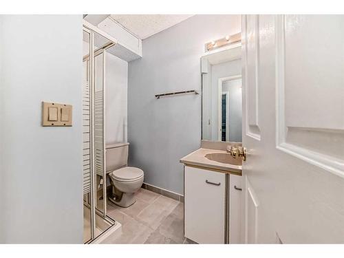 164 Sanderling Close Nw, Calgary, AB - Indoor Photo Showing Bathroom