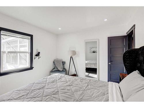 19 28 Avenue Sw, Calgary, AB - Indoor Photo Showing Bedroom