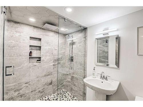 19 28 Avenue Sw, Calgary, AB - Indoor Photo Showing Bathroom