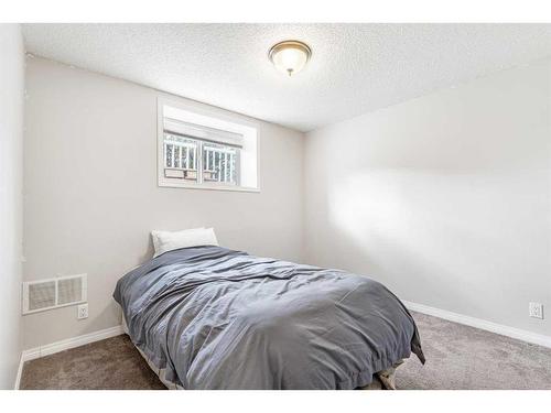 139 Saddlecrest Close Ne, Calgary, AB - Indoor Photo Showing Bedroom