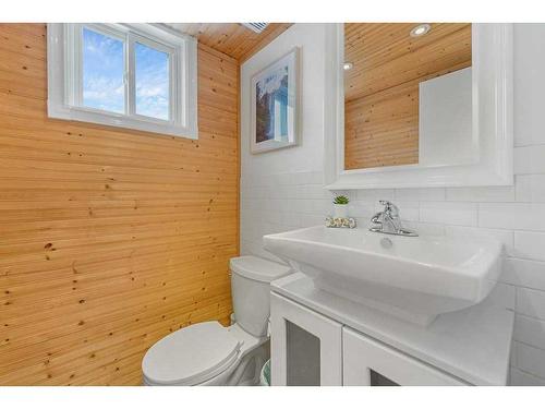12 Cedardale Crescent Sw, Calgary, AB - Indoor Photo Showing Bathroom