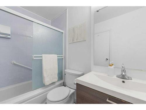 12 Cedardale Crescent Sw, Calgary, AB - Indoor Photo Showing Bathroom