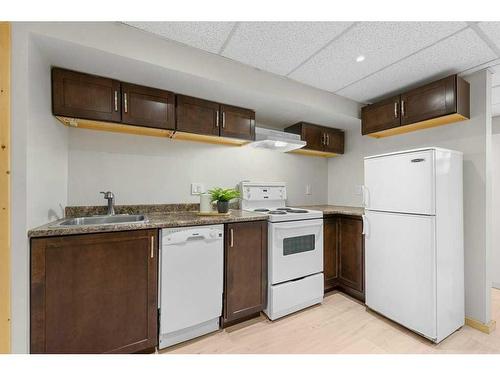 12 Cedardale Crescent Sw, Calgary, AB - Indoor Photo Showing Kitchen