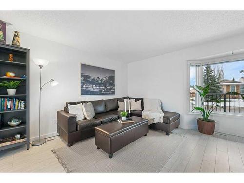 12 Cedardale Crescent Sw, Calgary, AB - Indoor Photo Showing Living Room