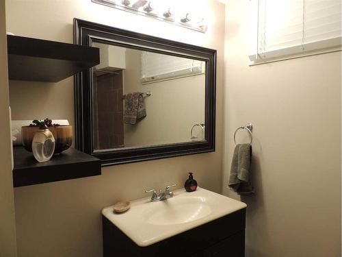 2715 Canmore Road Nw, Calgary, AB - Indoor Photo Showing Bathroom