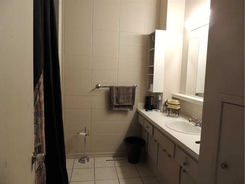 2715 Canmore Road Nw, Calgary, AB - Indoor Photo Showing Bathroom
