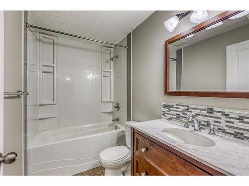20 Copperpond Heights Se, Calgary, AB - Indoor Photo Showing Bathroom