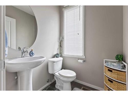 92 Evansview Gardens Nw, Calgary, AB - Indoor Photo Showing Bathroom