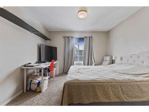 92 Evansview Gardens Nw, Calgary, AB - Indoor Photo Showing Bedroom