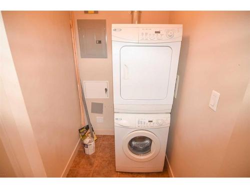 1002-8710 Horton Road Sw, Calgary, AB - Indoor Photo Showing Laundry Room