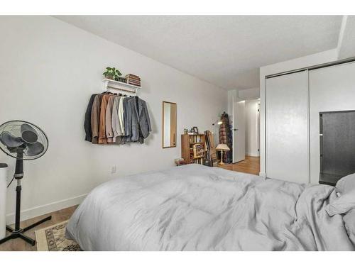 401-1900 25A Street Sw, Calgary, AB - Indoor Photo Showing Bedroom