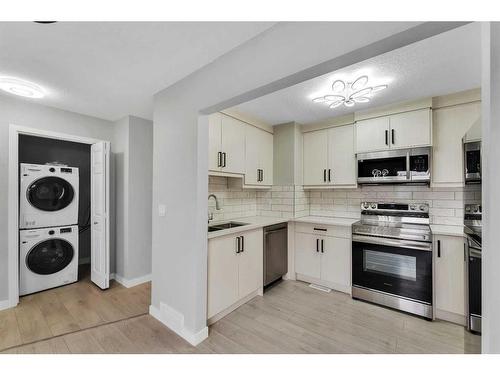 135 Pinecliff Close Ne, Calgary, AB - Indoor Photo Showing Kitchen
