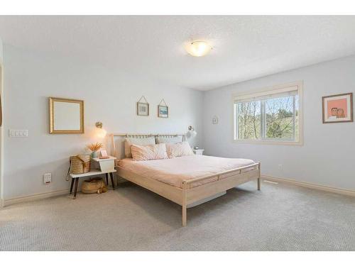 98 Discovery Ridge Gardens Sw, Calgary, AB - Indoor Photo Showing Bedroom