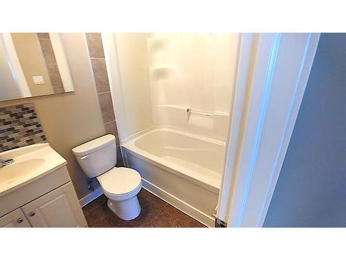 4416 4 Street Nw, Calgary, AB - Indoor Photo Showing Bathroom