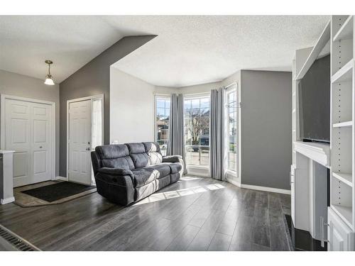 33 Martinridge Road Ne, Calgary, AB - Indoor Photo Showing Living Room