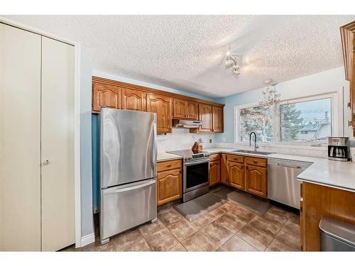 351 Huntridge Road Ne, Calgary, AB - Indoor Photo Showing Kitchen