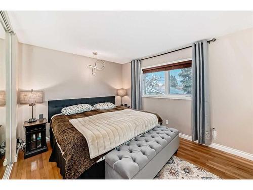 351 Huntridge Road Ne, Calgary, AB - Indoor Photo Showing Bedroom