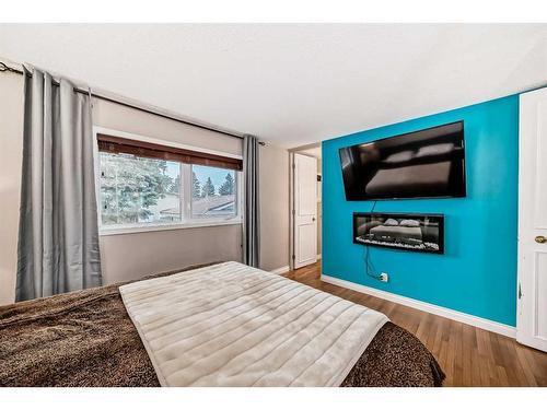 351 Huntridge Road Ne, Calgary, AB - Indoor Photo Showing Bedroom