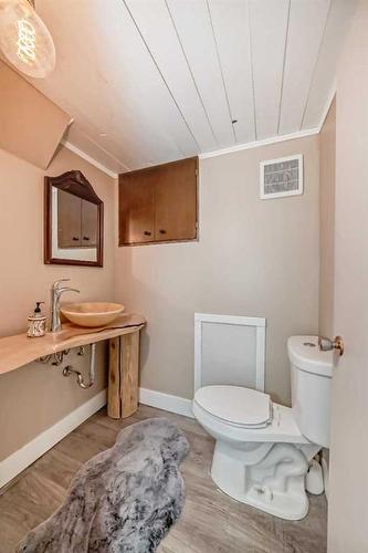 351 Huntridge Road Ne, Calgary, AB - Indoor Photo Showing Bathroom