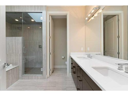 2422 Bowness Road Nw, Calgary, AB - Indoor Photo Showing Bathroom