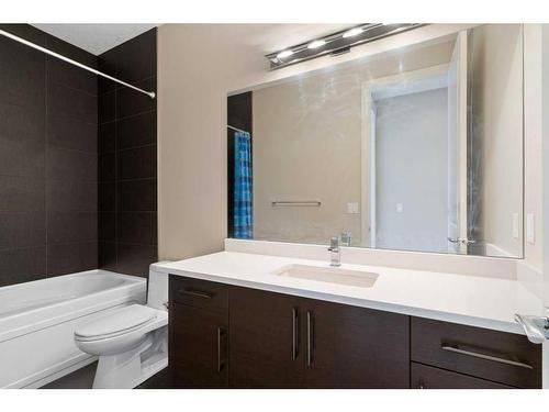 2422 Bowness Road Nw, Calgary, AB - Indoor Photo Showing Bathroom