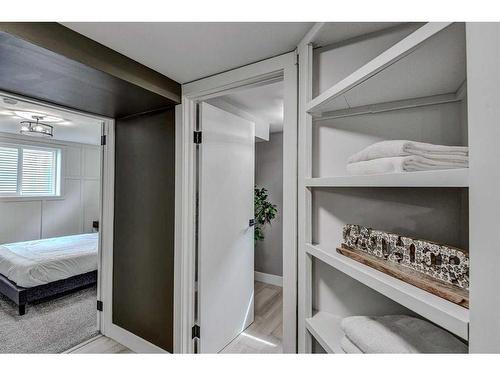 363 Ashley Crescent Se, Calgary, AB - Indoor Photo Showing Bedroom