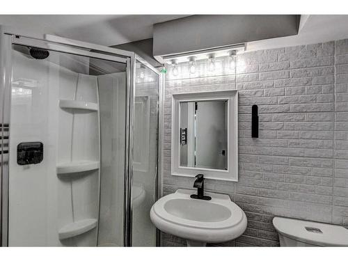 363 Ashley Crescent Se, Calgary, AB - Indoor Photo Showing Bathroom