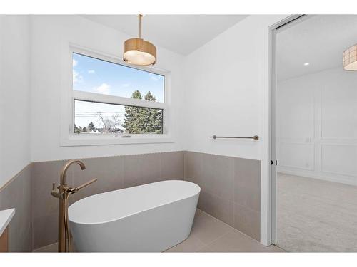 1143 Richland Road Ne, Calgary, AB - Indoor Photo Showing Bathroom