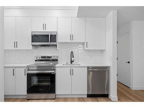 1143 Richland Road Ne, Calgary, AB - Indoor Photo Showing Kitchen With Upgraded Kitchen
