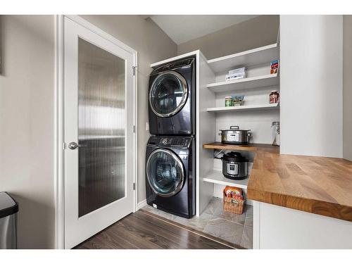 4 Heritage Boulevard, Cochrane, AB - Indoor Photo Showing Laundry Room