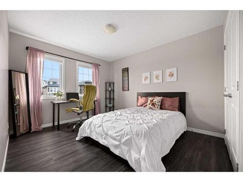 4 Heritage Boulevard, Cochrane, AB - Indoor Photo Showing Bedroom