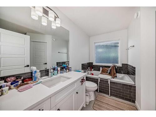 31 Creekside Grove Sw, Calgary, AB - Indoor Photo Showing Bathroom