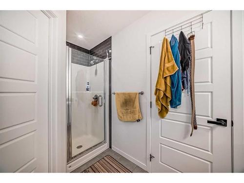 31 Creekside Grove Sw, Calgary, AB - Indoor Photo Showing Bathroom