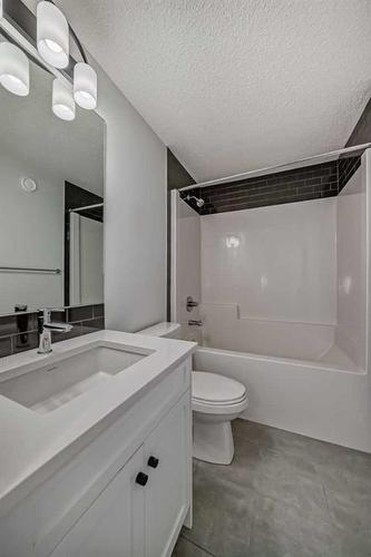 31 Creekside Grove Sw, Calgary, AB - Indoor Photo Showing Bathroom