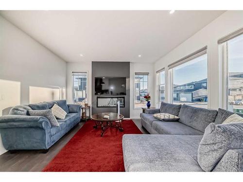 31 Creekside Grove Sw, Calgary, AB - Indoor Photo Showing Living Room