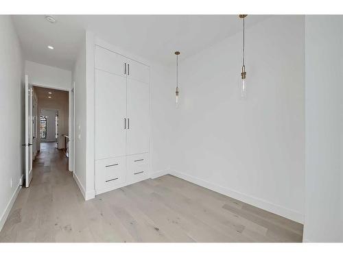 2418 32 Street Sw, Calgary, AB - Indoor Photo Showing Other Room