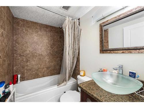 2-1715 13 Street Sw, Calgary, AB - Indoor Photo Showing Bathroom
