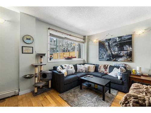 2-1715 13 Street Sw, Calgary, AB - Indoor Photo Showing Living Room