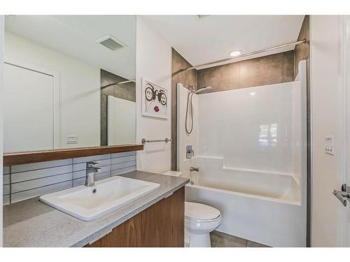 207-120 18 Avenue Sw, Calgary, AB - Indoor Photo Showing Bathroom