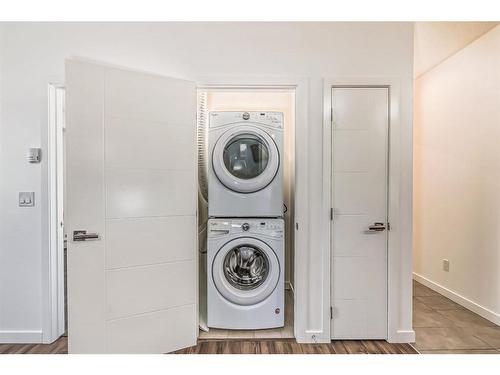 207-120 18 Avenue Sw, Calgary, AB - Indoor Photo Showing Laundry Room