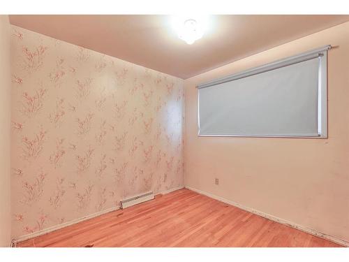 90 Lynnwood Drive Se, Calgary, AB - Indoor Photo Showing Other Room