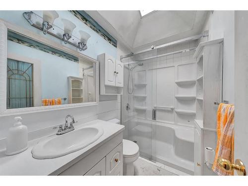 90 Lynnwood Drive Se, Calgary, AB - Indoor Photo Showing Bathroom