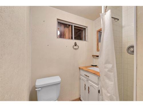 90 Lynnwood Drive Se, Calgary, AB - Indoor Photo Showing Bathroom