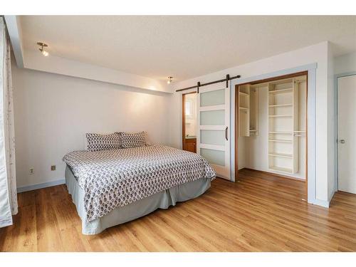 7607 35 Avenue Nw, Calgary, AB - Indoor Photo Showing Bedroom