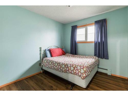 7607 35 Avenue Nw, Calgary, AB - Indoor Photo Showing Bedroom