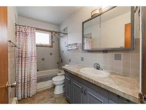 7607 35 Avenue Nw, Calgary, AB - Indoor Photo Showing Bathroom