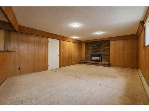 7607 35 Avenue Nw, Calgary, AB - Indoor With Fireplace