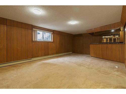 7607 35 Avenue Nw, Calgary, AB - Indoor Photo Showing Other Room