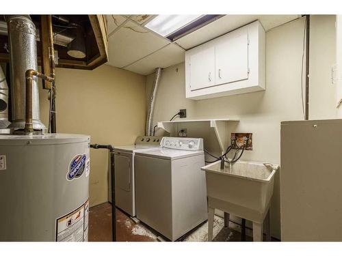 7607 35 Avenue Nw, Calgary, AB - Indoor Photo Showing Laundry Room