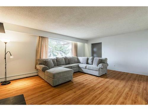 7607 35 Avenue Nw, Calgary, AB - Indoor Photo Showing Living Room